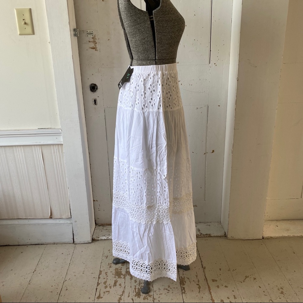Elegant White Maxi Skirt - Picture 5 of 11